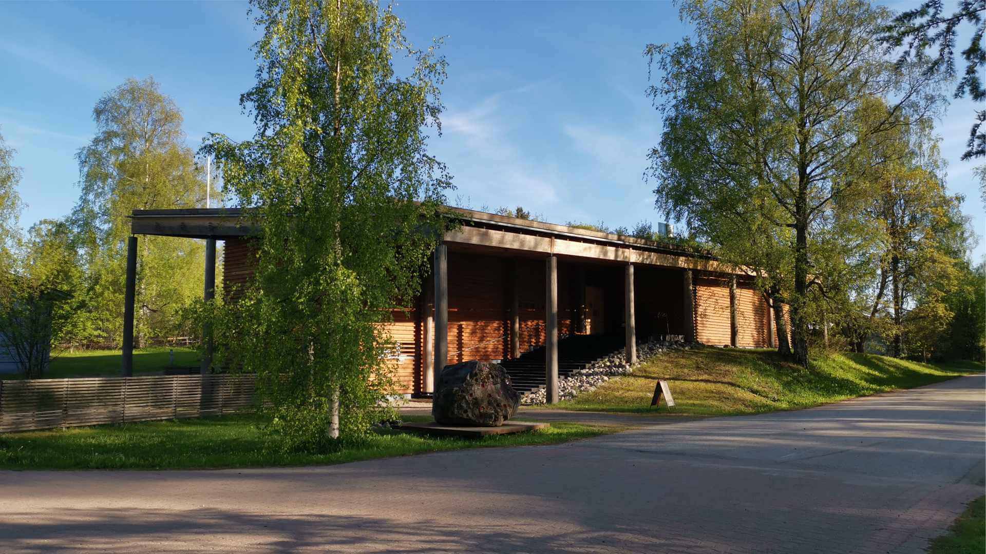Kuvassa on Kalevalan ja karjalaisen kulttuurin keskus Juminkeko, joka sijaitsee Kuhmossa.